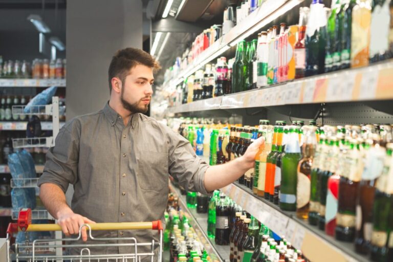 Rayon de supermarché à La Jonquera présentant des bouteilles d’alcool et leurs étiquettes de prix.